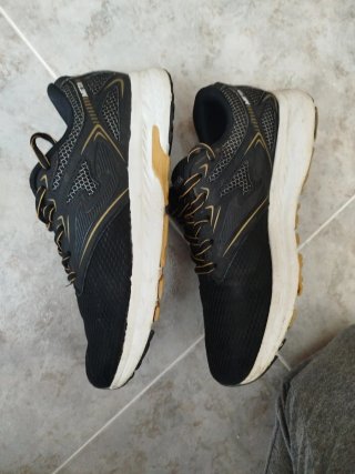 Zapatillas Joma Negras y Doradas