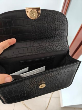 Bolso elegante negro con cadena dorada