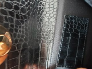 Bolso elegante negro con cadena dorada