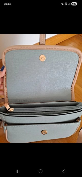 Bolso rígido con correa en tonos pastel