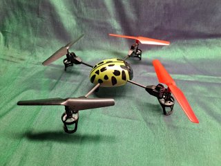 Dron sistema de 4 hélices verdes y rojas para dron
