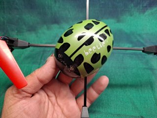 Dron sistema de 4 hélices verdes y rojas para dron