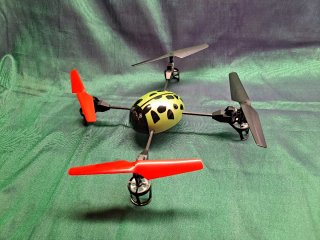 Dron sistema de 4 hélices verdes y rojas para dron