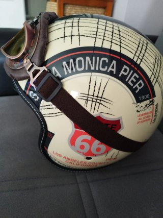 Casco estilo retro con gafas