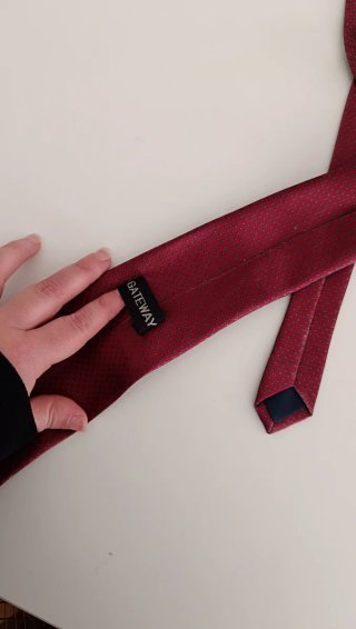 Corbata roja con puntos