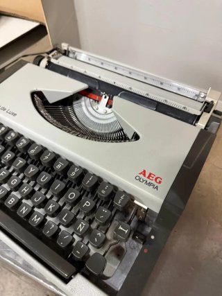 Máquina de escribir AEG Olympia Traveller de Luxe