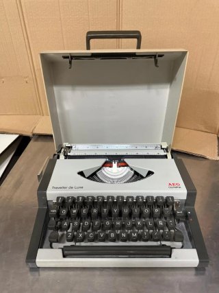 Máquina de escribir AEG Olympia Traveller de Luxe