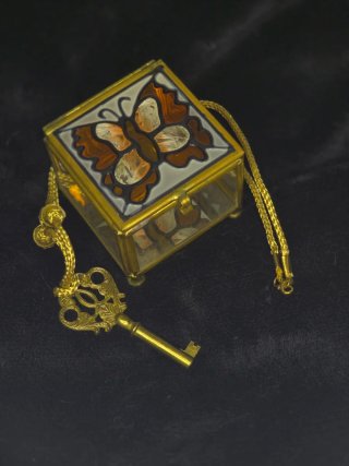 Colgante llave con cordón dorado