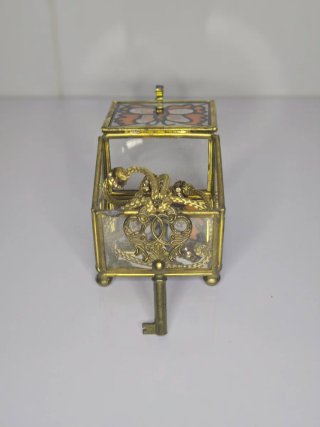 Colgante llave con cordón dorado