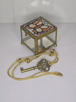 Colgante llave con cordón dorado