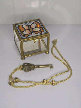 Colgante llave con cordón dorado