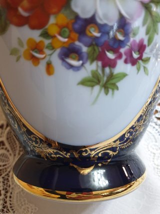 Jarrón de porcelana azul y dorado