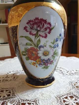 Jarrón de porcelana azul y dorado