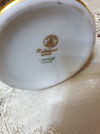 Jarrón de porcelana azul y dorado