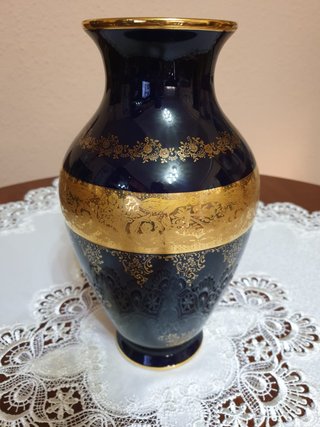 Jarrón de porcelana azul y dorado