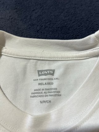 T-shirt Levi's con grafica arcobaleno taglia S