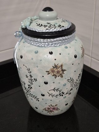 Jarrón decorativo azul y negro