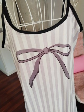 Camisón blanco y gris con lazo