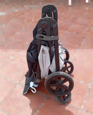 Carro de bebé gris y negro