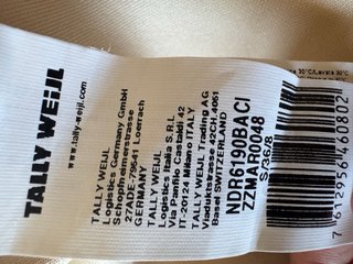 Vestito beige con inserti neri in pizzo