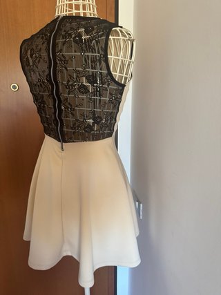Vestito beige con inserti neri in pizzo