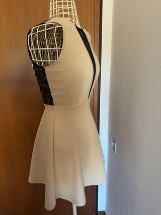 Vestito beige con inserti neri in pizzo