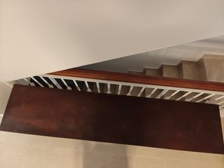 Mesa de TV marrón y metálica