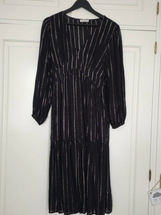 Vestido midi negro con rayas plateadas