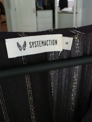 Vestido midi negro con rayas plateadas