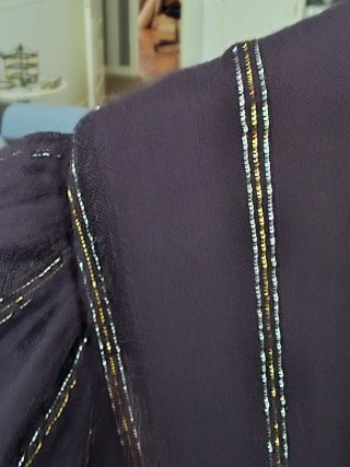 Vestido midi negro con rayas plateadas