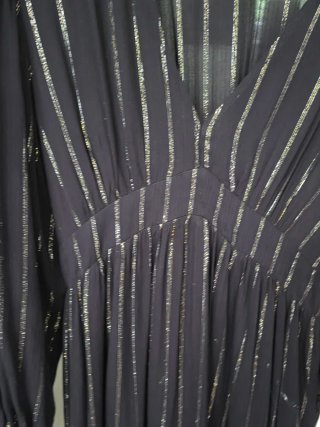 Vestido midi negro con rayas plateadas