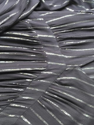 Vestido midi negro con rayas plateadas