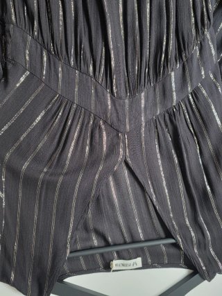 Vestido midi negro con rayas plateadas