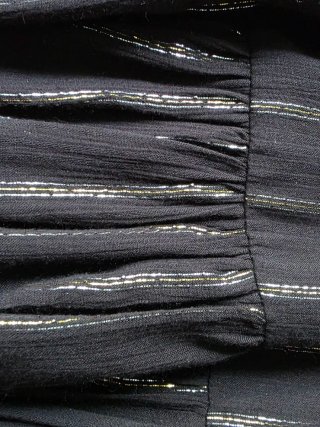 Vestido midi negro con rayas plateadas