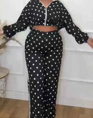Conjunto chándal lunares crop top y pantalón
