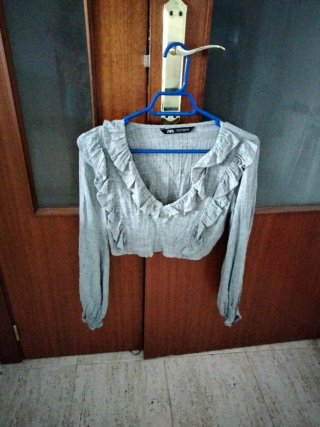 Blusa Zara Gris con Volantes