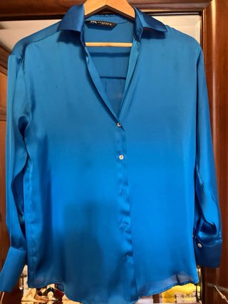 Camisa Zara azul muy elegante de raso