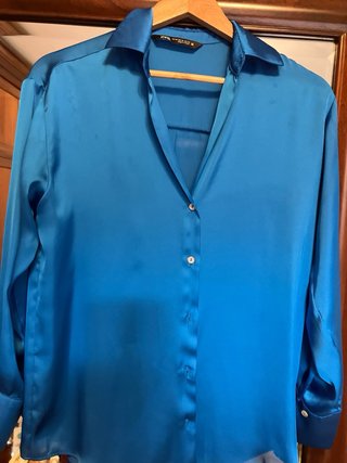 Camisa Zara azul muy elegante de raso