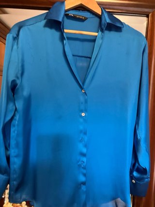 Camisa Zara azul muy elegante de raso
