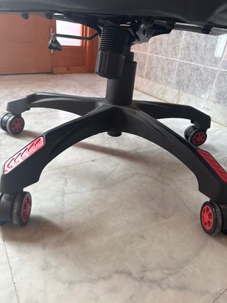 Silla gaming Yoleo negra y roja. Piel dañada