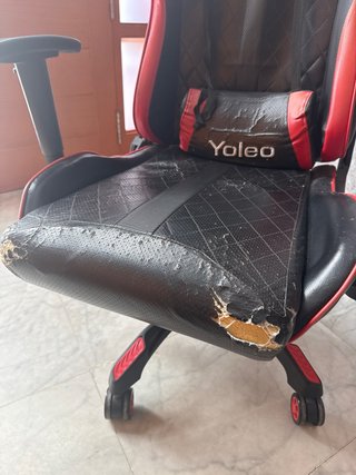 Silla gaming Yoleo negra y roja. Piel dañada