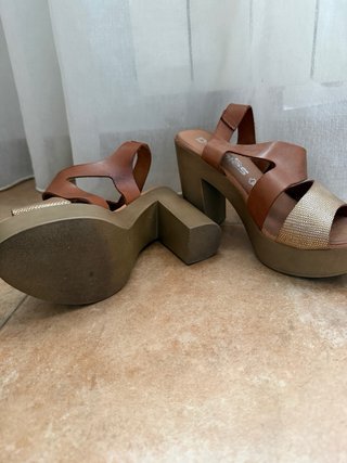 Sandalias tacón marrón y dorado T39