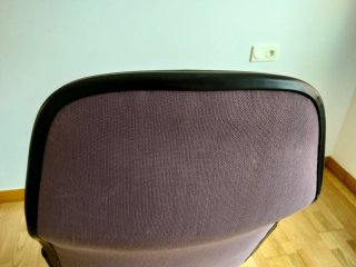 Silla de despacho ergonómica.