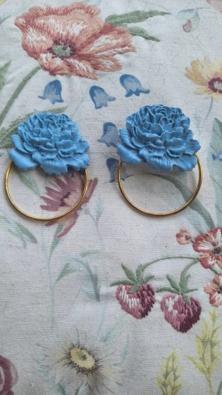 Pendientes flamenca flor azul y aro dorado