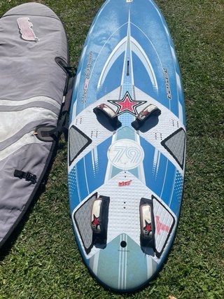 Tabla windsurf Tabou Rocket 150L con funda