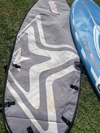 Tabla windsurf Tabou Rocket 150L con funda