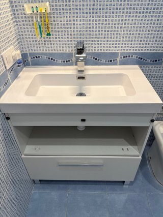 Mueble de baño con lavabo + espejo.