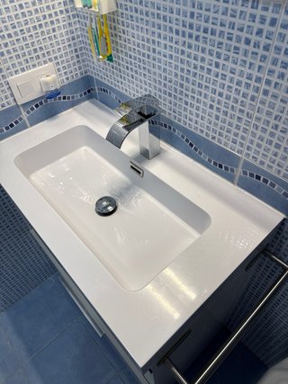 Mueble de baño con lavabo + espejo.