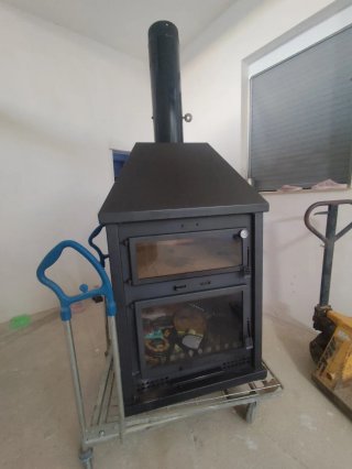 Estufa de leña grande con horno