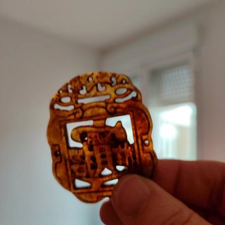 Medallón de jade tallado